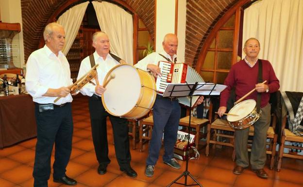 La charanga 'Los Mejores' ameniza el baile de Baltanás. 