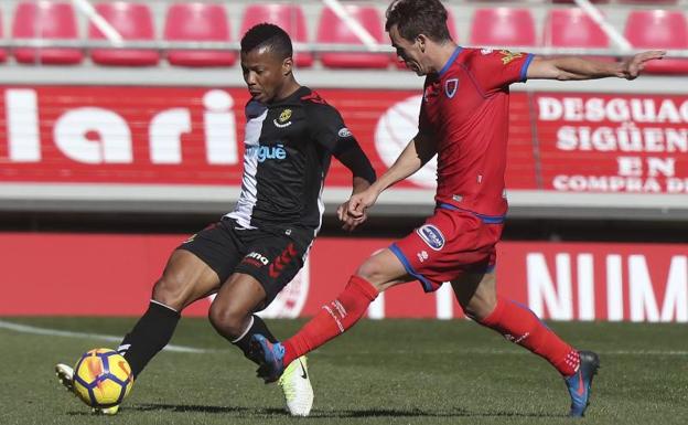 Uche intenta regatear a Dani Calvo