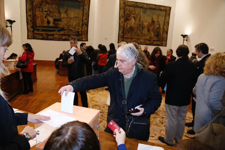 Los profesores y el personal de administración y servicios votan en varias aulas del Edificio Histórico, mientras que los estudiantes de grado lo hacen en sus propias facultades y escuelas universitarias