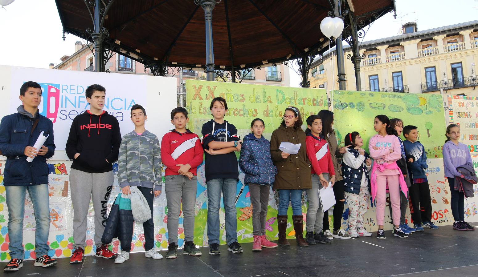 En el acto celebrado en la Plaza Mayor han participado escolares de diez centros de enseñanza