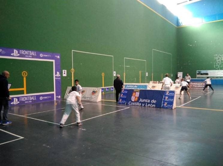 Varios jugadores en accion durante la disputa del Campeonato de Castilla y León de Frontball disputado en Olmedo
