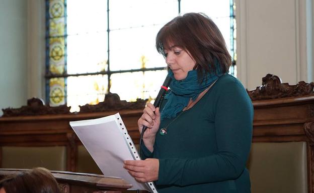 La presidenta de la Federación vecinal Antonio Machado, Marga García, durante su intervención el pleno. 