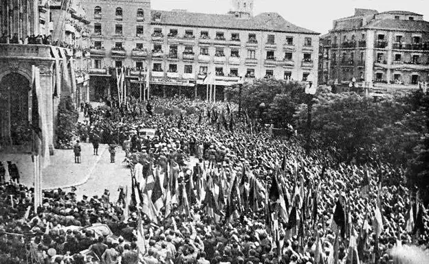 Aspecto de la Plaza Mayor ante el discurso de Franco el 20 de mayo de 1945.