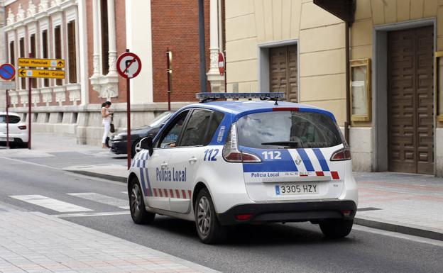Un coche de la Policía Local, por la calle Burgos. 