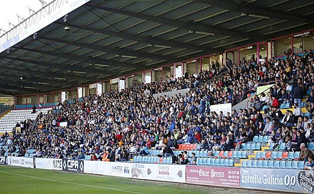 Seguidores del CF Salmantino en el estadio Helmántico esta temporada. 