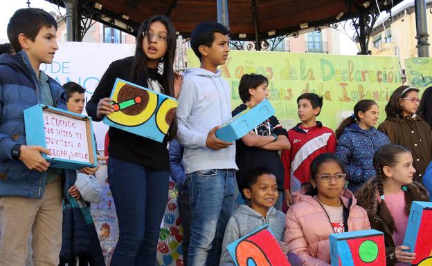 Participantes en el acto celebrado en la Plaza Mayor. 