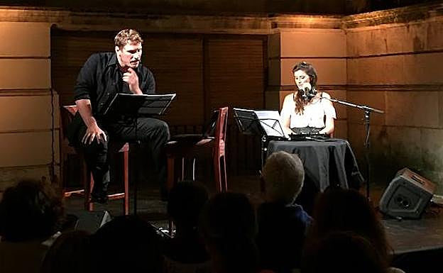 Sergio Peris-Mencheta recita versos de Benedetti junto a Marta Solaz. 