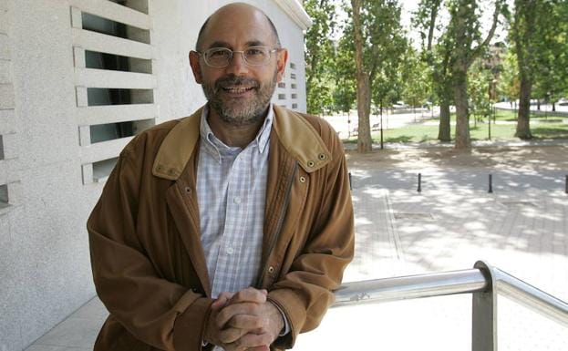 El profesor de Historia Contemporánea de la Universidad de Valladolid, Guillermo Pérez Sánchez, en la puerta principal de la facultad de Filosofía y Letras.