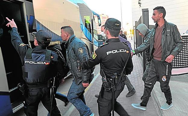 Un grupo de inmigrantes es trasladado a Málaga.