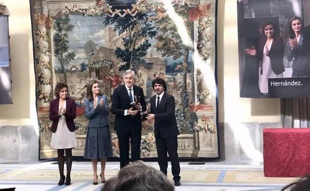 El alcalde de Ávila posa con el premio que ha entregado la Reina Letizia. 