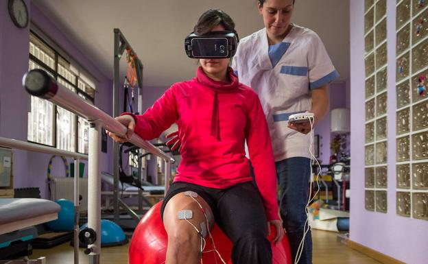 Una paciente prueba el método de realidad virtual.