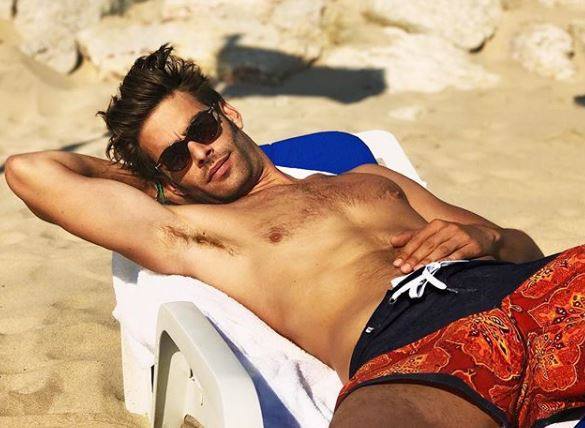 Jon Kortajarena esta siendo viral tras su publicación pegandose una ducha desnudo total. Una vez que la imagen la ha publicado en su perfil de Instagram, ha recibido una cantidad de comentarios.