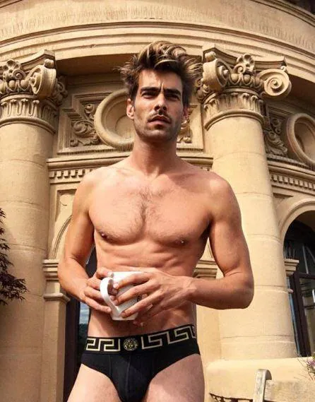 Jon Kortajarena esta siendo viral tras su publicación pegandose una ducha desnudo total. Una vez que la imagen la ha publicado en su perfil de Instagram, ha recibido una cantidad de comentarios.