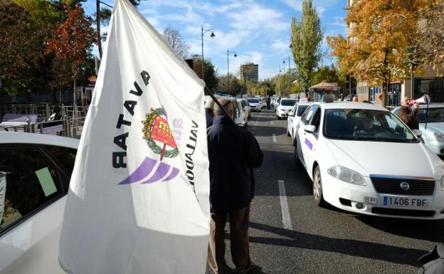 Marcha de los taxistas autónomos estas semana por el centro de la capital vallisoletana. 