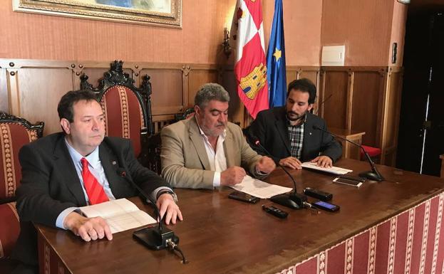 Benjamín Crespo, Juan Tomás Muñoz y Domingo Benito durante la presentación del convenio. 