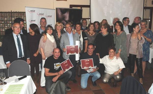 Responsables de Amref, con lel alcalde de La Lastrilla y los hermanos Santana.