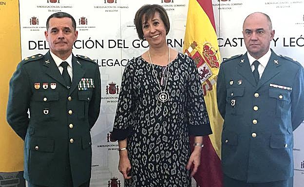 El teniente coronel Ramírez (i), con la subdelegada del Gobierno, Pilar Sanz, y el comandante García Aller. 