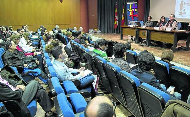 Javier Rodrigo, Elena Maza, Raimundo Cuesta, Pere Isás, en la mesa celebrada en Filosofía y Letras. 