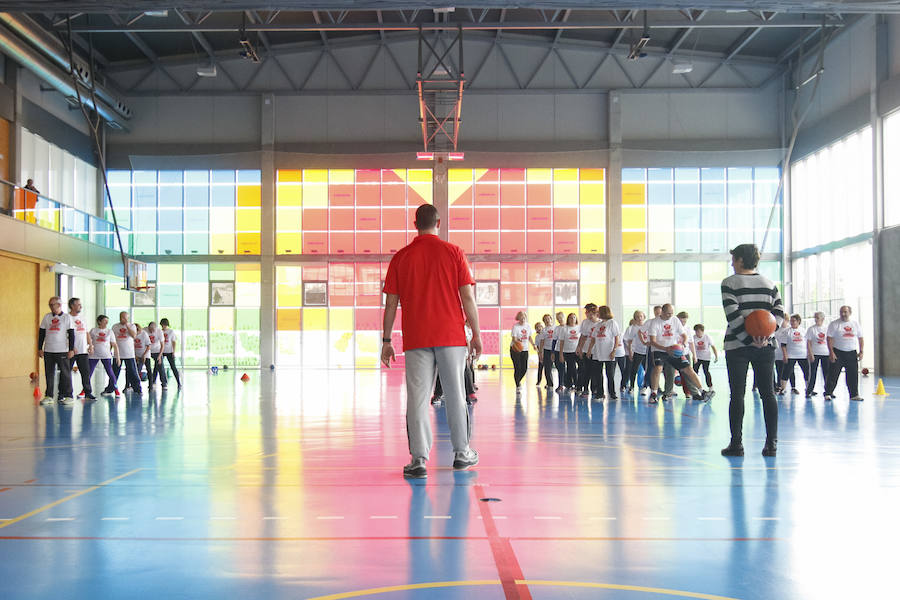 Los mayores de Salamanca se divierten con el baloncesto