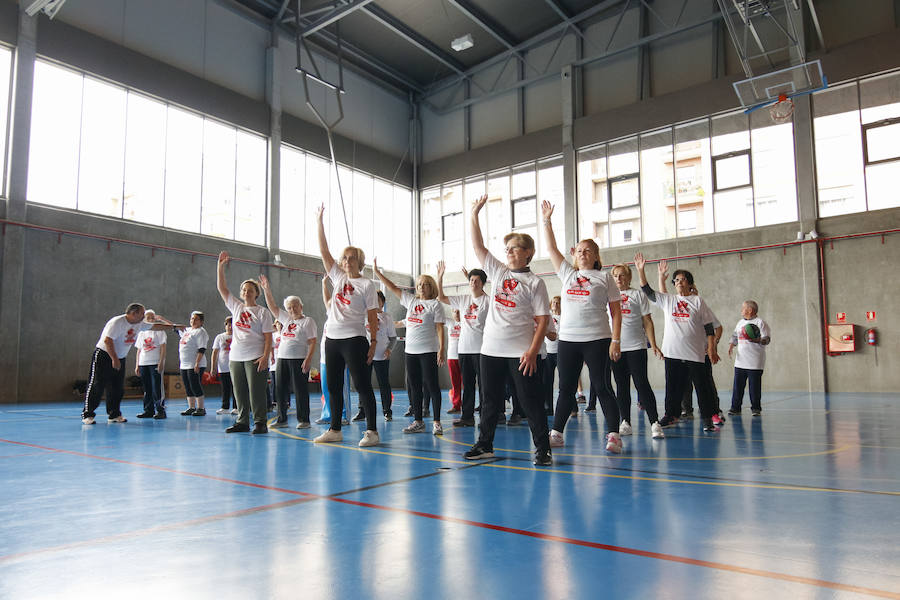 Los mayores de Salamanca se divierten con el baloncesto