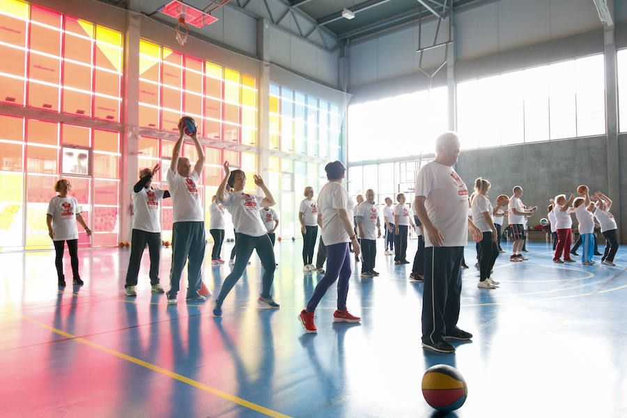 Los mayores de Salamanca se divierten con el baloncesto