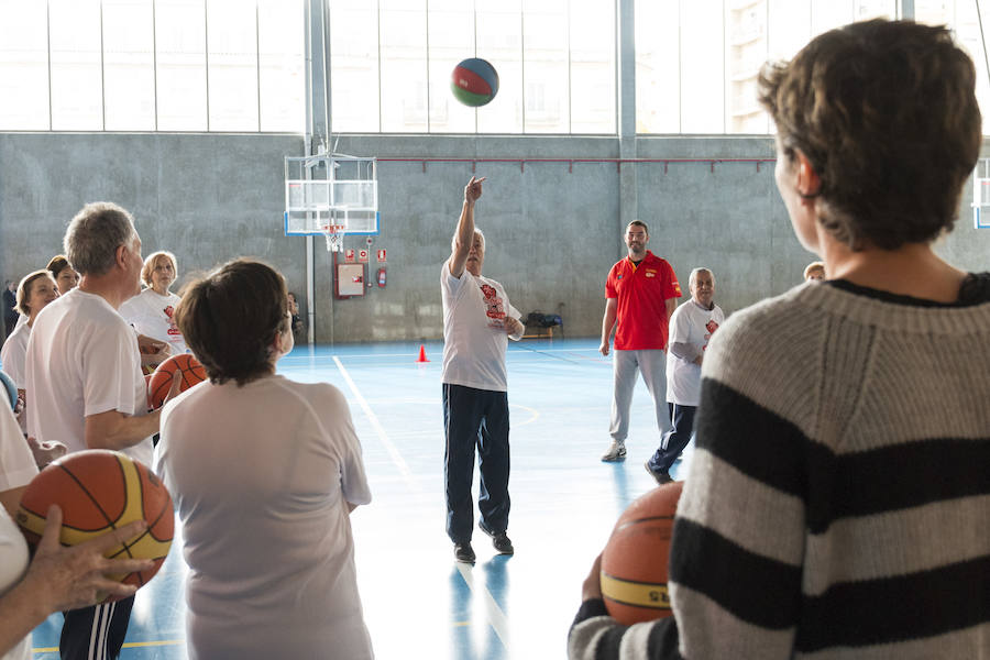 Los mayores de Salamanca se divierten con el baloncesto