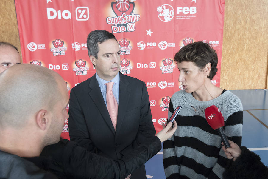 Los mayores de Salamanca se divierten con el baloncesto