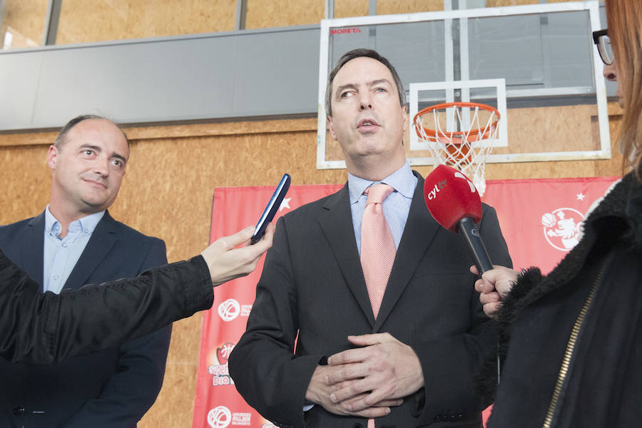 Los mayores de Salamanca se divierten con el baloncesto