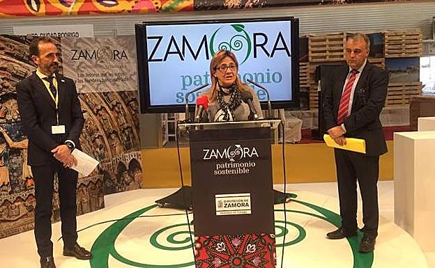 La presidenta de la Diputación de Zamora, Mayte Martín Pozo, en el estand de la provincia en Intur.