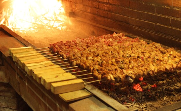 Mesón Molinero, pionero en el pincho de lechazo churro asado a la brasa de sarmiento. 