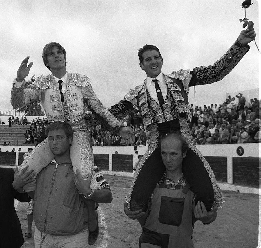 Juan José Padilla y 'El Cordobés' salen a hombros de la Plaza de Toros de Olmedo, Valladolid. 1998