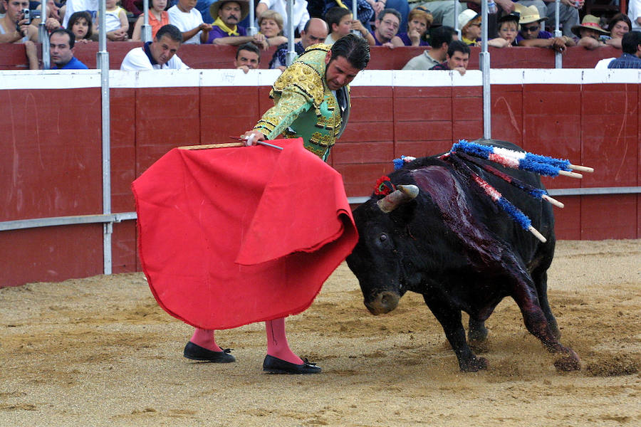 Juan José Padilla lidia su primer toro en la Plaza de Toros de la Flecha, Valladolid 2003