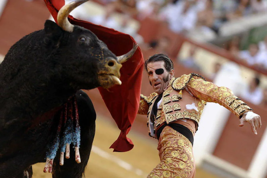 Con el segundo toro de la corrida en la Plaza de Toros de Valladolid en las Fiestas de la Virgen de San Lorenzo 2012