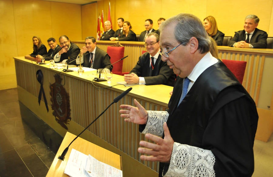 El Colegio de Abogados de Valladolid entrega insignias y reconocimientos durante su fiesta colegial