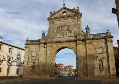 Imagen secundaria 1 - El arco de San Benito y la Iglesia de San Lorenzo en Sahagún