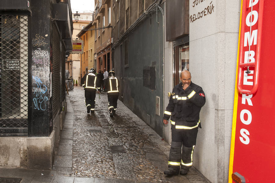 El incendio de una freidora obliga a acordonar la calle San Francisco de Segovia