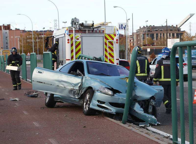 Un coche se empotra en el carril bici del Vial