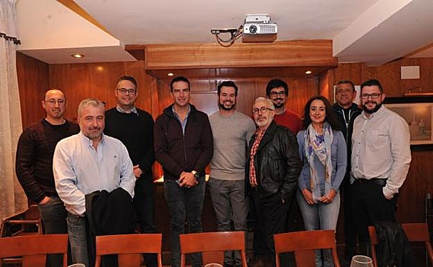 Gorka Maneiro (cuarto por la izquierda) con concejales de UPyD e independientes en su encuentro en Valladolid. 