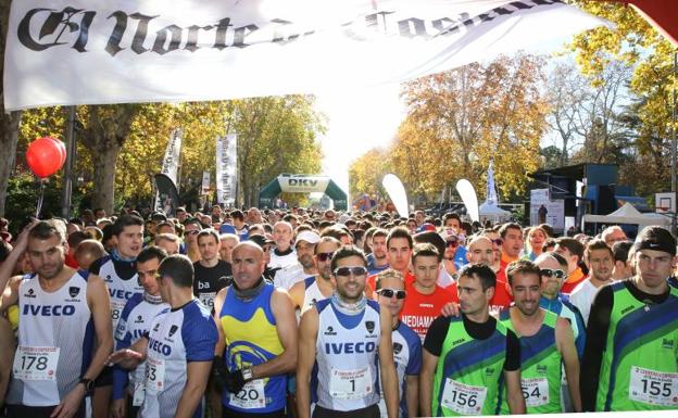 Los corredores participantes a la salida de la II Carrera de Empresas, celebrada este domingo en Valladolid. 