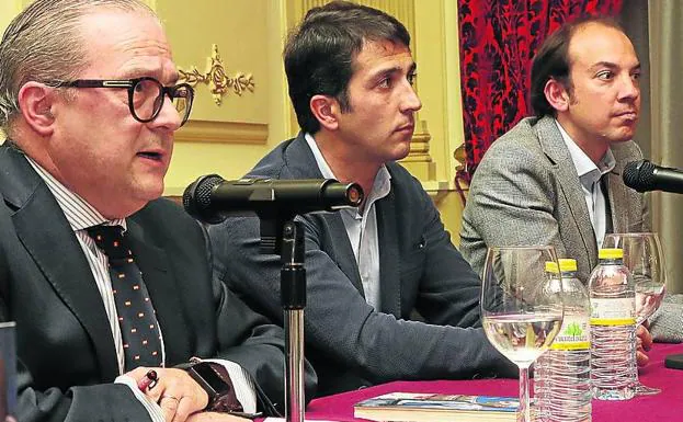 El presidente del Casino, Evaristo Urraca; el torero Javier Castaño y Javier Lorenzo, autor del libro. 