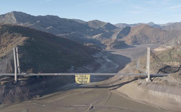 Galería. Imagen del pantano de Barrios de Luna con la pancarta de Greenpeace.