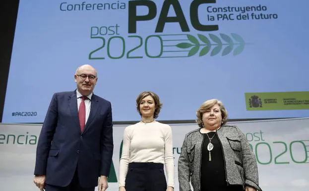 La ministra de Agricultura y Pesca, Alimentación y Medio Ambiente, Isabel García Tejerina (c); el comisario de Agricultura europeo, Phil Hogan (i), y la vicepresidenta de la comisión de Agricultura del Parlamento Europeo, Clara Aguilera (d), durante la inauguración de la Conferencia de alto nivel PAC Construyendo el futuro Post 2020