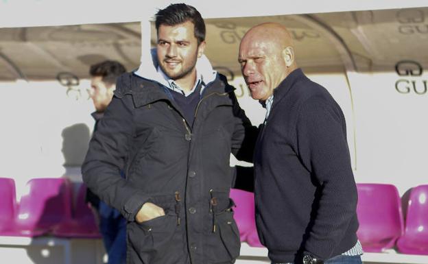 Astu, técnico de Unionistas, y Calderé, entrenador del Salmantino, antes del derbi en el Helmántico. 
