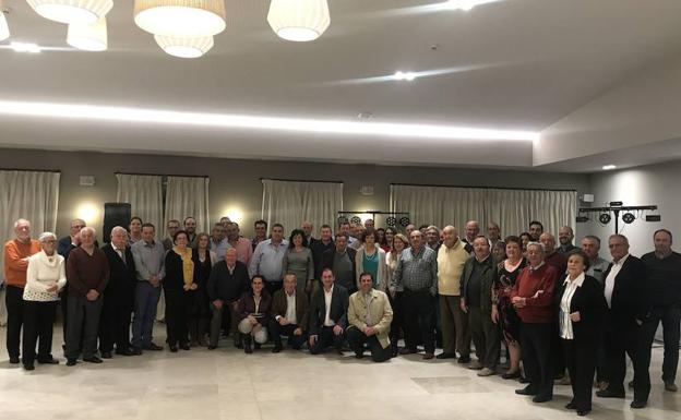 Los asistentes a la celebración posan en las instalaciones de Finca El Pinar. 
