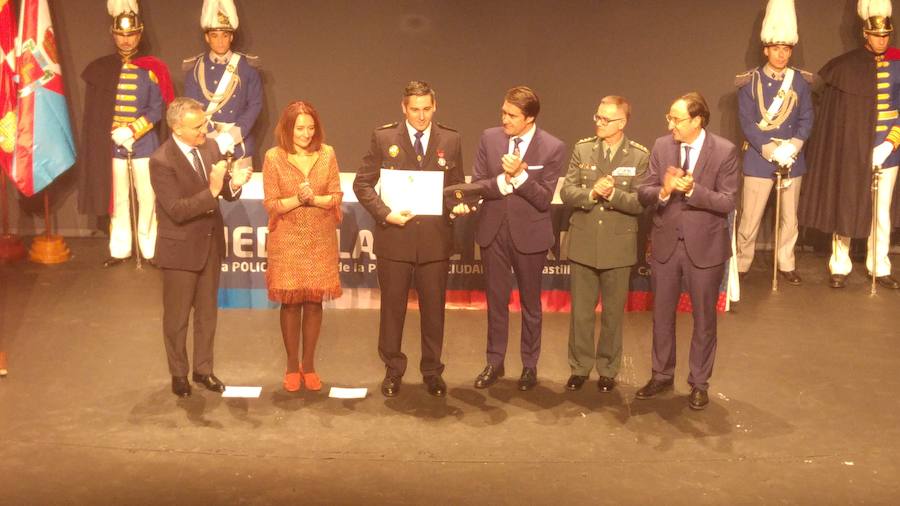 Un agente palentino recibe la medalla al mérito local. 