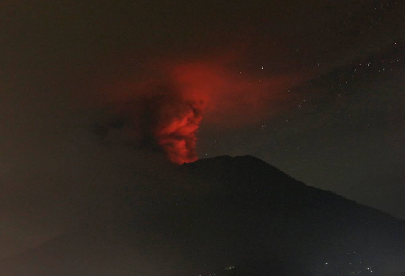 El volcán expulsó ayer una columna de ceniza de entre 2.000 y 3.400 metros