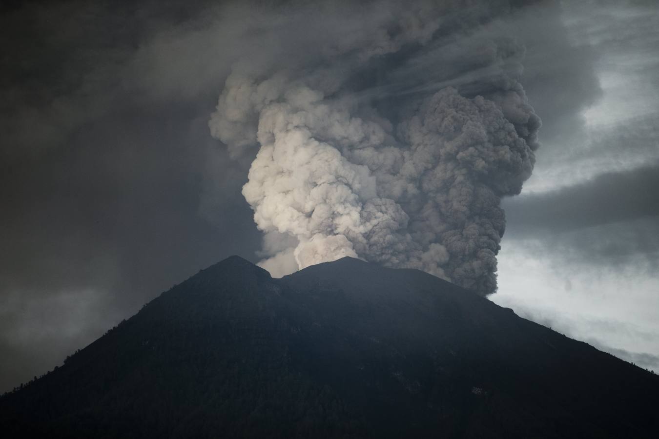 El volcán expulsó ayer una columna de ceniza de entre 2.000 y 3.400 metros