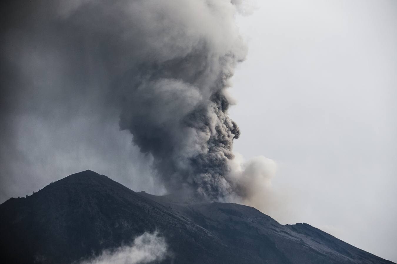 El volcán expulsó ayer una columna de ceniza de entre 2.000 y 3.400 metros