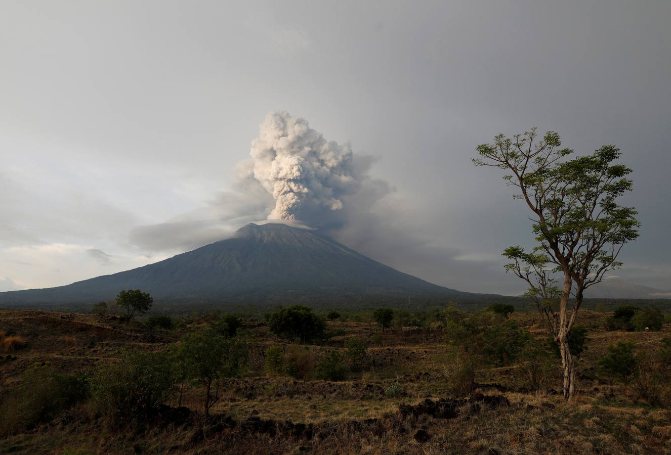 El volcán expulsó ayer una columna de ceniza de entre 2.000 y 3.400 metros