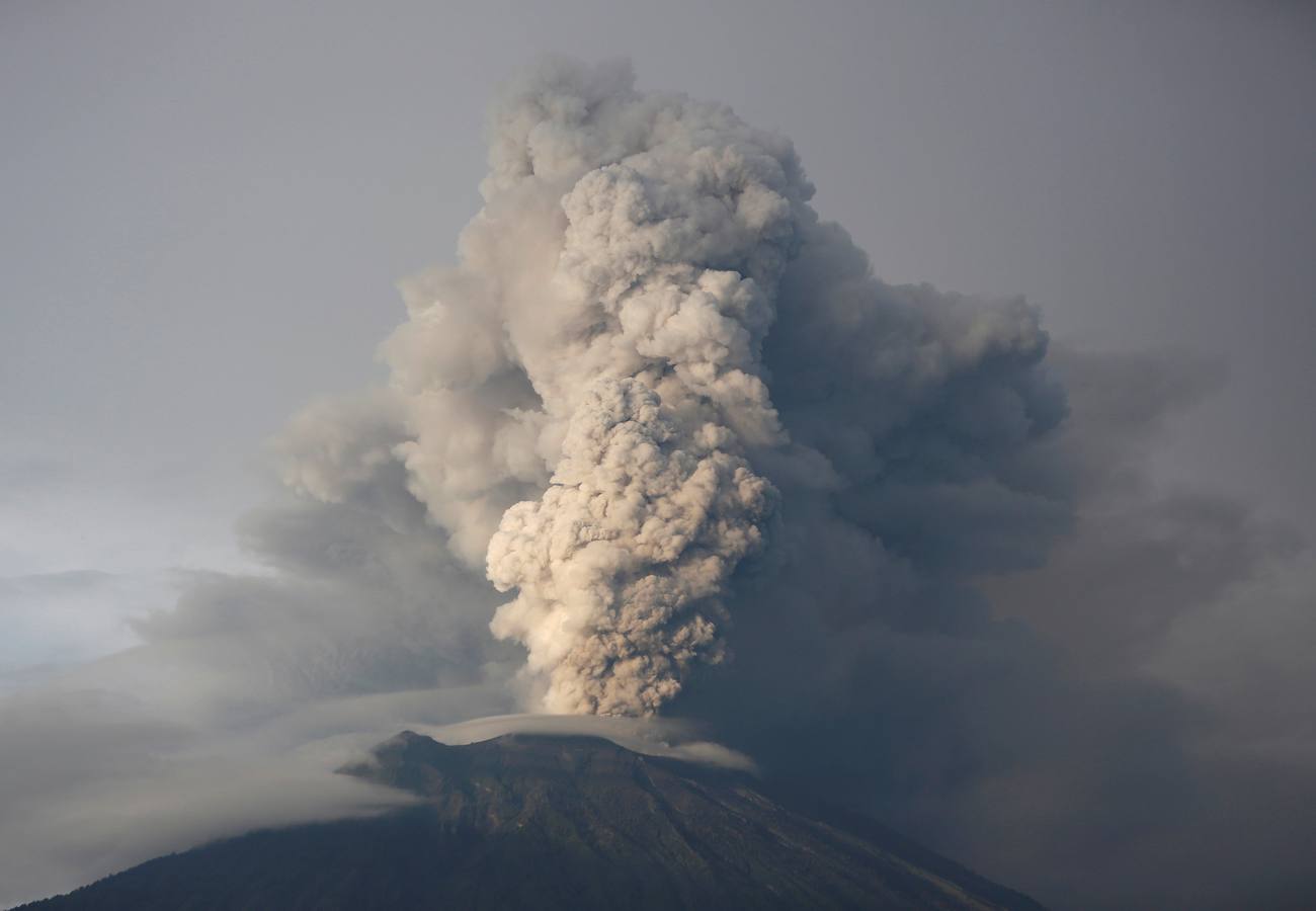 El volcán expulsó ayer una columna de ceniza de entre 2.000 y 3.400 metros